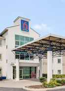 EXTERIOR_BUILDING Motel 6 Toronto Brampton