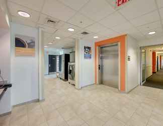 Lobby 2 Motel 6 Toronto Brampton