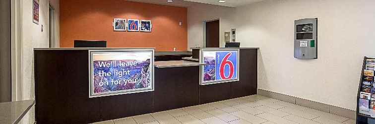 Lobby Motel 6 Page