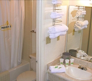 In-room Bathroom 5 Masters Inn Augusta Washington Road