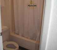 Toilet Kamar 2 Masters Inn Augusta Washington Road