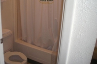 In-room Bathroom Masters Inn Augusta Washington Road