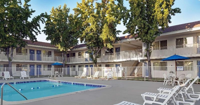 Swimming Pool Motel 6 San Jose South