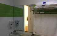 In-room Bathroom 3 7 DAYS INN BEIJING CAPITAL AIRPORT NANFAXIN SUBWAY