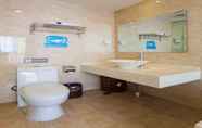 Toilet Kamar 4 7 DAYS INN ZHONGSHAN RENMIN HOSPITAL HOLIDAY SQUAR