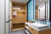 Toilet Kamar Microtel By Wyndham Hangzhou