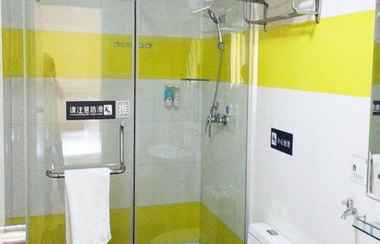 In-room Bathroom 2 7 DAYS INN WUHAN GUANG GU GUANSHAN ROAD UNIVERSITY