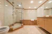 Toilet Kamar Shanghai Centre Serviced Apartment