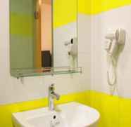 In-room Bathroom 3 7 Days Inn Zhenjiang Train Station Wanda Square