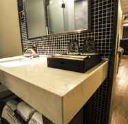 In-room Bathroom 2 JAMES JOYCE COFFETELA SHANGHAI JINSHAN CITY BEACH 