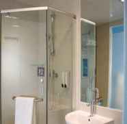 In-room Bathroom 2 7DAYS INN CHENGDU TIANFU SQUARE METRO STATION