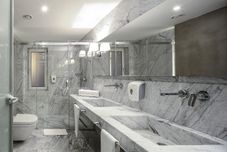 客房浴室 The Gate 30 Suites Hotel