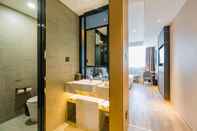 In-room Bathroom Atour S Hotel Shanghai Oriental Pearl Tower