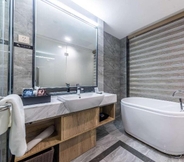 In-room Bathroom 4 Days Hotel by Wyndham Chongqing Keyuan