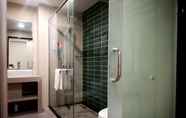 In-room Bathroom 6 GreenTree Inn Haikou City Wuzhishan Road