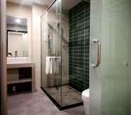 In-room Bathroom 6 GreenTree Inn Haikou City Wuzhishan Road