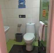 In-room Bathroom 3 7 Days Inn Shanghai Railway Station Branch