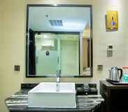 In-room Bathroom 5 Greentree Alliance Zhengzhou Guancheng The Hui Dis