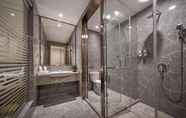 Phòng tắm bên trong 5 Days Hotel By Wyndham Yinxiang Wuyishan