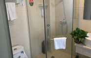 Phòng tắm bên trong 5 Greentree Inn Tianjin First Center Hospital Subway