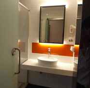 In-room Bathroom 2 7 DAYS PREMIUM SHANGHAI INTERNATIONAL AUTOMOBILE C