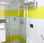 ห้องน้ำภายในห้อง 2 7 Days Inn Xiangtan Government Branch