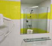 In-room Bathroom 6 7 DAYS INN DALIAN DEVELOPMENT DISTRICT BONDED AREA