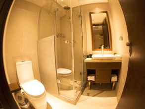 In-room Bathroom 4 JAMES JOYCE COFFETEL XIAN BIG GOOSE PAGODA TANG PA