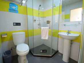 In-room Bathroom 4 7 Days Inn Shanghai Daning International Yanchang