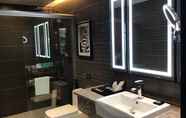 Toilet Kamar 4 XANA HOTELLEA JINJIANG AIRPORT YANGGUANG ROAD FOOD