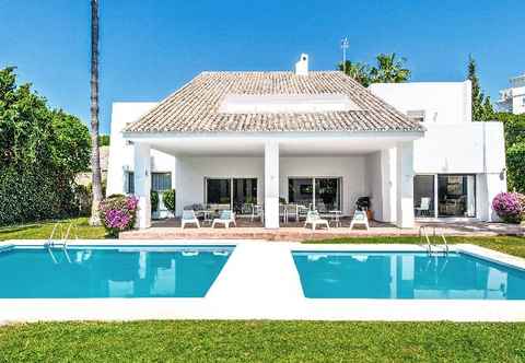 Kolam Renang VILLA MARINA PUERTO BANUS