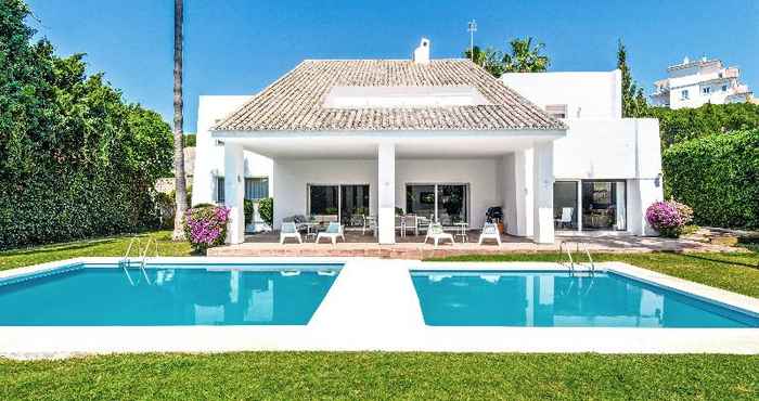 Kolam Renang VILLA MARINA PUERTO BANUS