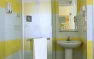 Phòng tắm bên trong 4 7 DAYS INN XIANYANG CINEMA CROSS CENTRAL PLAZA BRA