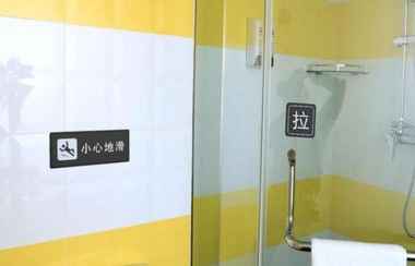 In-room Bathroom 2 7 DAYS INN XIANYANG CINEMA CROSS CENTRAL PLAZA BRA