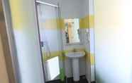 Toilet Kamar 3 7 DAYS INN XIANYANG CINEMA CROSS CENTRAL PLAZA BRA