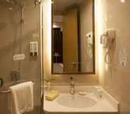 In-room Bathroom 6 GreenTree Inn Bengbu Railway Station Express Hotel