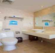 ห้องน้ำภายในห้อง 2 7 DAYS INN SHANTOU CHENGHAI 3RD BRIDGE BRANCH
