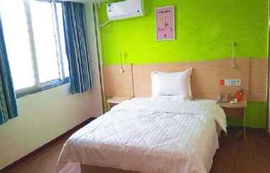 Bedroom 2 7 Days Inn Huaihua Motor West Station Branch