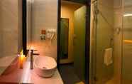In-room Bathroom 7 7 DAYS PREMIUMA GANZHOU RAILWAY STATION