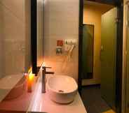 In-room Bathroom 7 7 DAYS PREMIUMA GANZHOU RAILWAY STATION