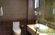 In-room Bathroom 4 Shangri-La Lanxi Boutique Inn
