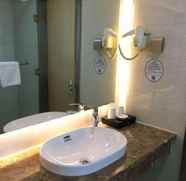In-room Bathroom 3 GreenTree Inn Yancheng Jiefang Road Express Hotel
