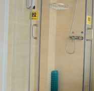 In-room Bathroom 2 7 Days Inn Mianyang Chuanyin Airport Branch