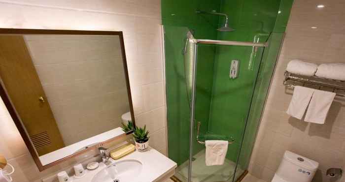 In-room Bathroom Vatica Anhui Liuan Jinzhai County Dabie Hill Logis