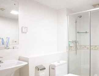 In-room Bathroom 2 7 Days Inn Xinyang Government Road Branch