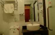 In-room Bathroom 2 GREENTREE ALLIANCE CHENGWU DAMING LAKE ROAD HOTEL