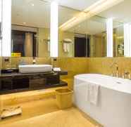 In-room Bathroom 5 LN Dongfang Hotel Sihui