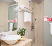 In-room Bathroom 2 Shell Hotel Shanghai Hongqiao Airport National Exh