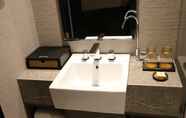 In-room Bathroom 7 Homeinn Plus Shanghai People Square East Jinling R