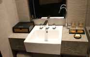 In-room Bathroom 7 Homeinn Plus Shanghai People Square East Jinling R